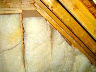 Attic kneewall with Grade III insulation installation