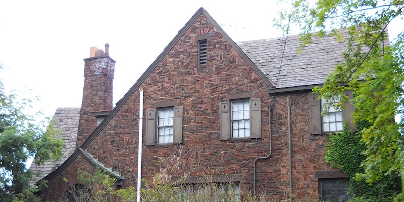 Old-house-chimney-stack-effect-negative-pressure